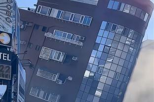 Man City khoe poster Crystal Palace: Người hâm mộ bước vào Etihad, ba bức tượng nổi tiếng xuất hiện trước ống kính